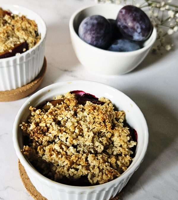 Śliwki pod owsiano-migdałową kruszonką